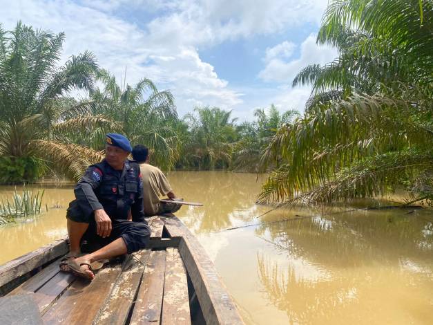 Kunjungi Warga Terdampak Banjir, Brimob Polda Riau Gunakan Sampan Motor untuk Sosialiasi Pemilu Damai