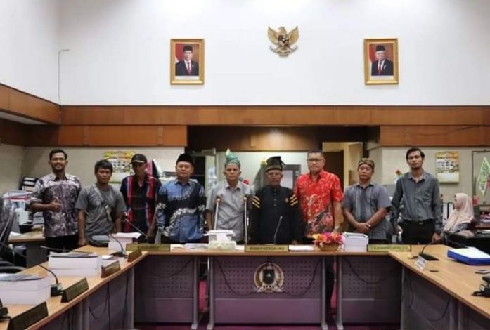 Komisi II DPRD Riau Rapat Dengar Pendapat dengan Masyarakat Hukum Adat Desa Ukui II dengan PT IIS