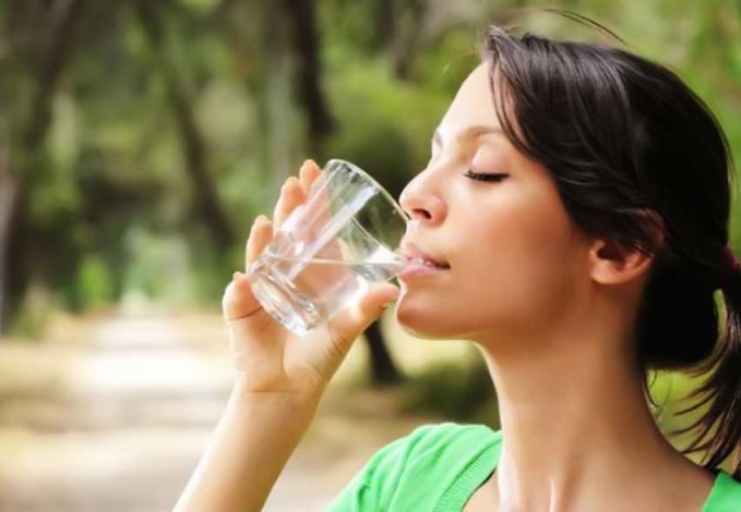 Ternyata Anda tak Boleh Minum Air Putih Sambil Berdiri