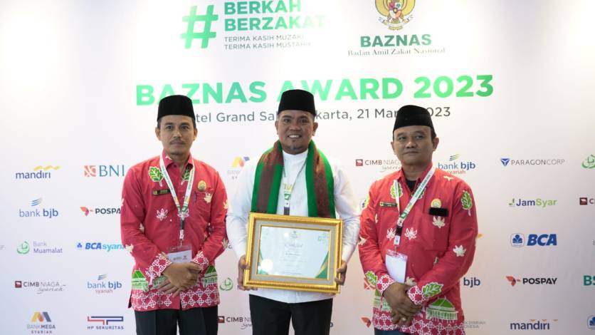 Peduli Kebangkitan Zakat Indonesia, Bupati Zukri Raih Penghargaan BAZNAS Award 2023