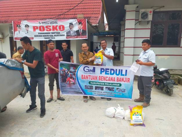 PT Gandaerah Hendana Salurkan Paket Sembako untuk Warga Terdampak Banjir di Pelalawan