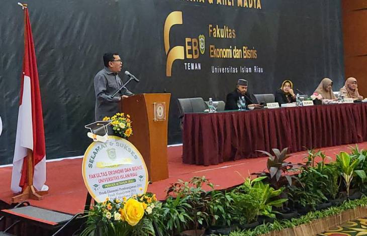Hadiri Yudisium FEB UIR, Husaimi Hamidi Minta Alumni Bisa Ciptakan Lapangan Pekerjaan