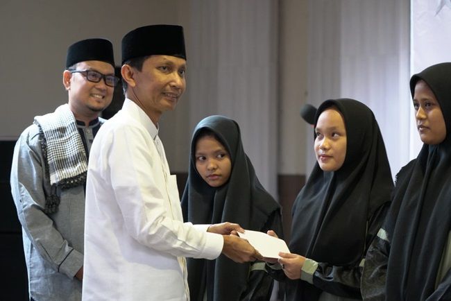 Pemprov bersama Masjid Annur Riau Serahkan Santunan ke 150 Anak Yatim