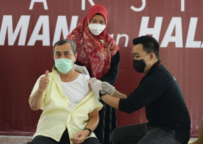 Penyintas Covid-19, Gubernur Riau dan Keluarga Jalani Vaksinasi