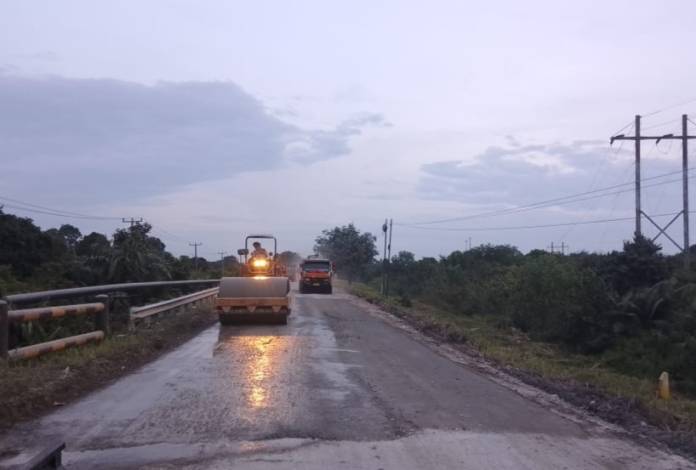 Tindaklanjuti Keluhan Warga, UPT V PUPR Riau Perbaiki Jalan Berlubang di Ruas Kandis-Tapung