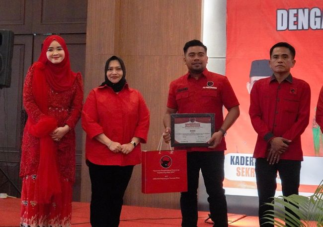 Caleg Terpilih Zulkardi menerima piagam dari PDIP Riau