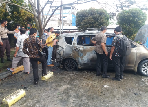 Mobil Dokter di Pekanbaru Terbakar di Parkiran Rumah Sakit