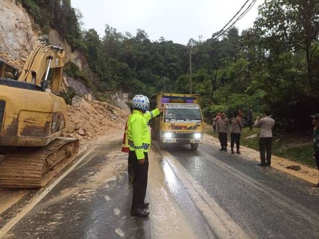 Tindak Lanjuti Arahan Pj Gubri, PUPR Riau Siagakan Alat Berat di Daerah Rawan Longsor saat Lebaran