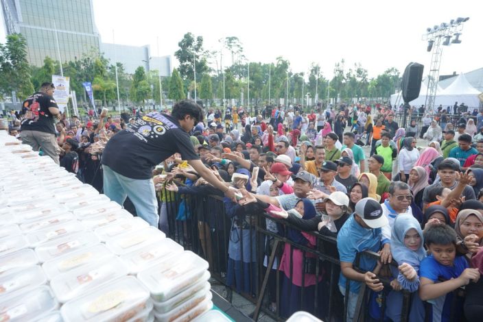 Ribuan box mie sagu goreng dibagikan gratis kepada masyarakat