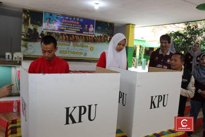 Sosialisasi Pemilu 2024 kepada Pemilih Pemula, KPU Riau Gelar Simulasi Pencoblosan Surat Suara