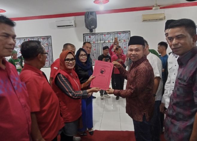 Diiringi Hujan Deras, Bakal Calon Gubernur Riau Abdul Wahid Mendaftar ke PDIP