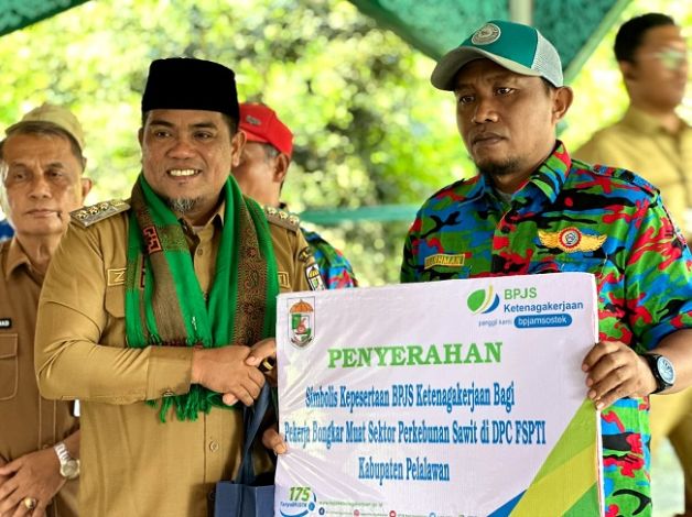 Bupati Zukri Serahkan Secara Simbolis Kepesertaan BPJS Ketenagakerjaan bagi Pekerja Bongkar Muat di Perkebunan Sawit