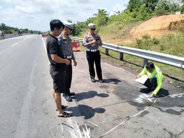 Tabrak Pembatas Jalan dan Tronton, Supir Truk Tewas di Tol Pekanbaru-Dumai
