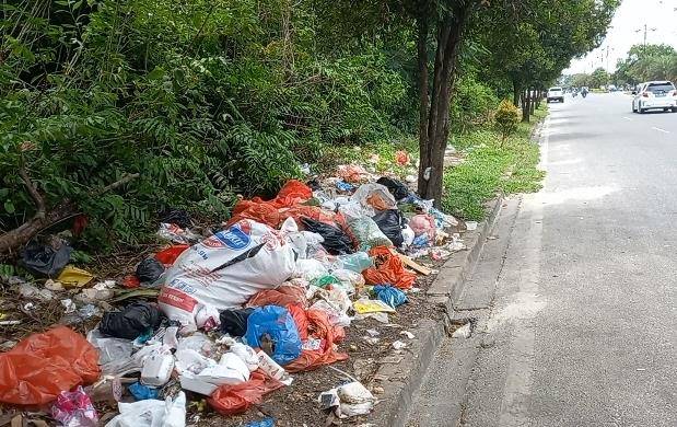 Bukan TPS, Tapi Tumpukan Sampah Terjadi di Jalan Naga Sakti Dekat Stadion Utama