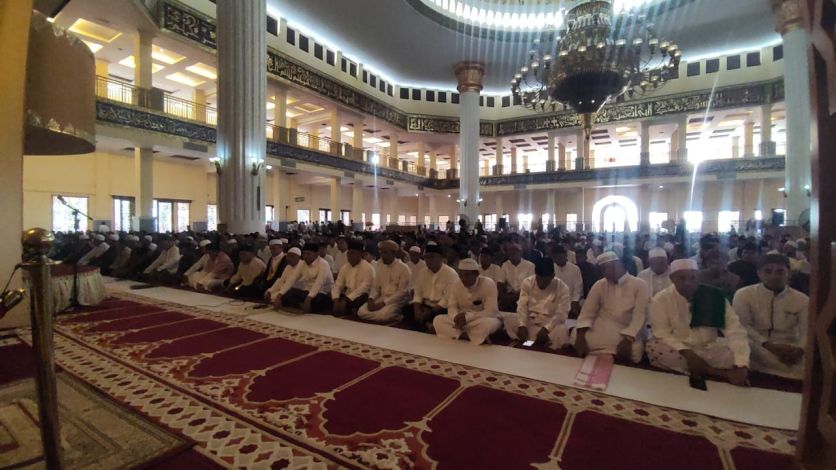 Wabup Rohul Bersama Ribuan Warga Salat Id di Masjid Agung Islamic Center