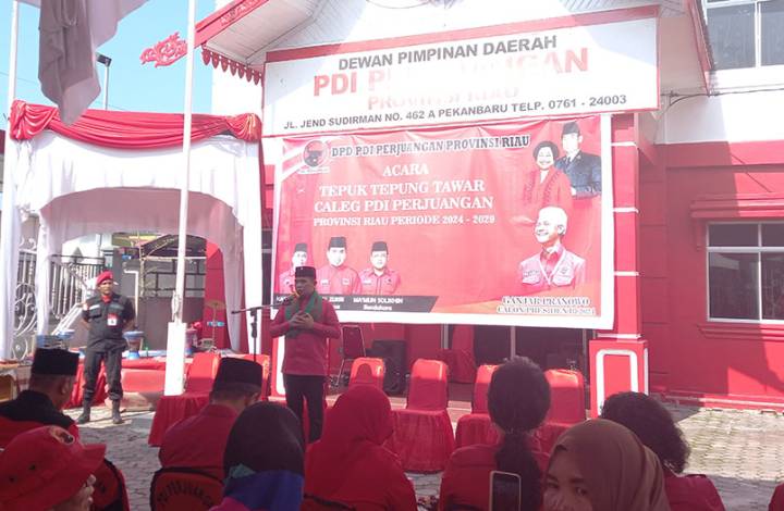 Sebelum Daftar KPU, Bacaleg PDIP Riau Ditepuk Tepung Tawar