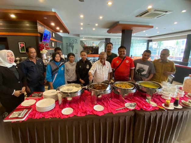 Pastikan Menu Makanan Atlet Sesuai Standar, Ketua KONI Riau Tinjau TC Atlet Porwil