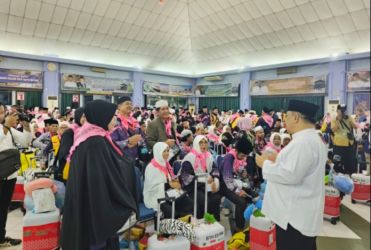Dilepas Pj Gubernur, 450 Jamaah Haji Asal Riau Berangkat ke Tanah Suci