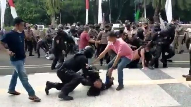 Polisi Banting Pengunjukrasa, Polri: Kami akan Proses Sesuai Prosedur