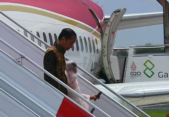 Ibu Negara Iriana Terpeleset Saat Turun Tangga Pesawat Kepresidenan, Ini Penyebab