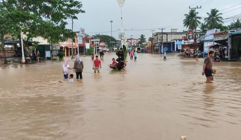Warga Mulai Mengungsi, Jalan Utama Ibukota Rohul Tak Bisa Dilalui Akibat Banjir