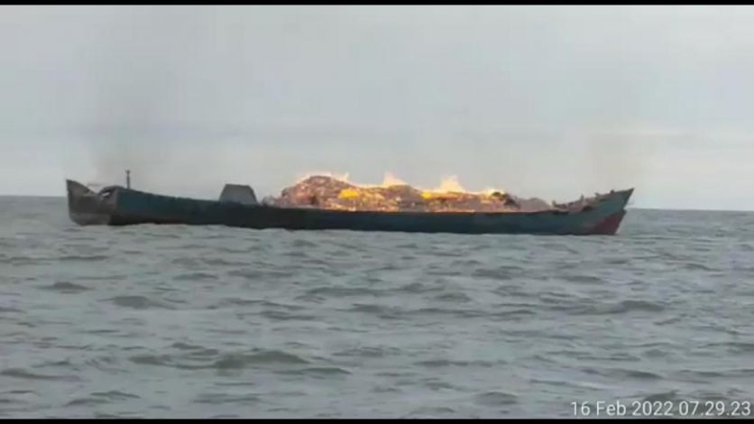Kapal Pengangkut Arang dan Sagu Terbakar di Perairan Meranti, 2 Orang dalam Pencairan
