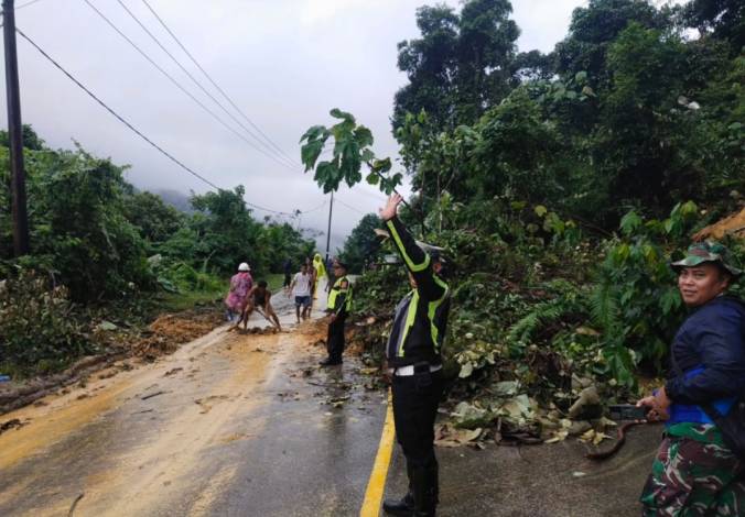 Sempat Putus Akibat Longsor, Jalan Lintas Riau Sumbar di KM 17 Sudah Bisa Dilalui Satu Jalur