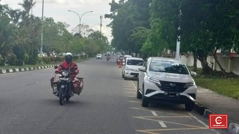 Dishub Pekanbaru Tak Kunjung Tindak Parkir Liar di Jalan Diponegoro, Warga: Nunggu Apa?