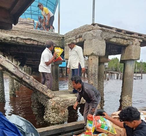 Tiga Desa di Meranti Terima Bantuan Banjir dari PT RAPP