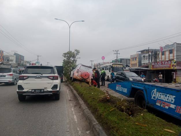 Mengantuk, Toyota Rush Tabrak Pohon di Median Jalan Soebrantas Pekanbaru