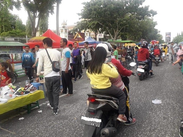 Pedagang Tetap Berjualan Usai CFD, Jalan Sudirman Macet