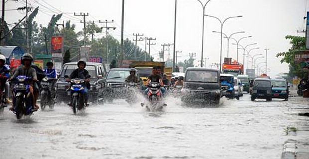 Dinsos Salurkan 60 Paket Sembako bagi Korban Banjir Pekanbaru