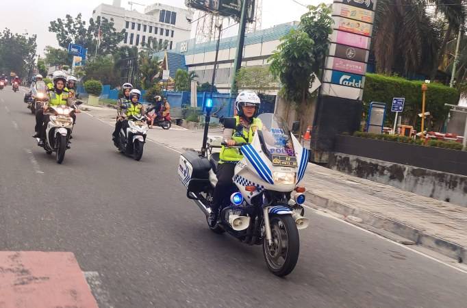 Hindari Macet Akibat Pasar Ramadan, Polisi Wanita Patroli Keliling Pekanbaru