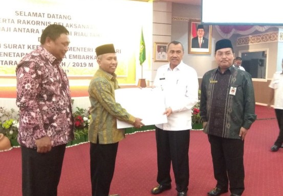 Dirjen PHU Serahkan SK Penetapan Embarkasi Antara ke Gubernur Riau