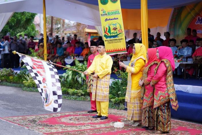 Ribuan Warga Saksikan Pawai Taaruf MTQ Riau di Rohil