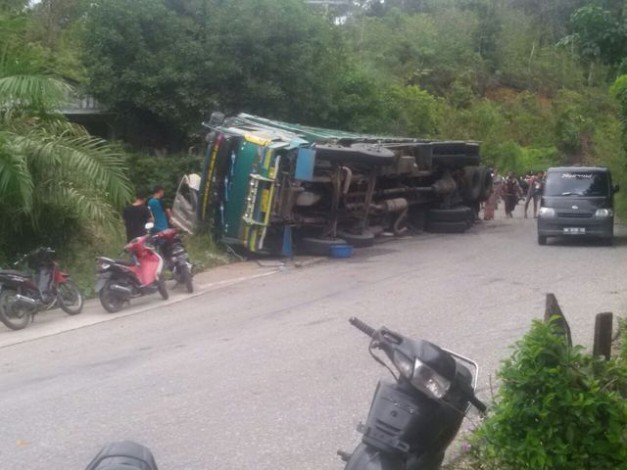 Diduga Rem Blong, Tiga Mobil Kecelakaan Beruntun di Merangin, 4 Tewas?