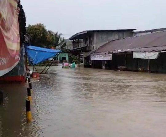 Tergenang Banjir Hampir 1 Meter, Pasar Tradisional Ujung Batu Lumpuh
