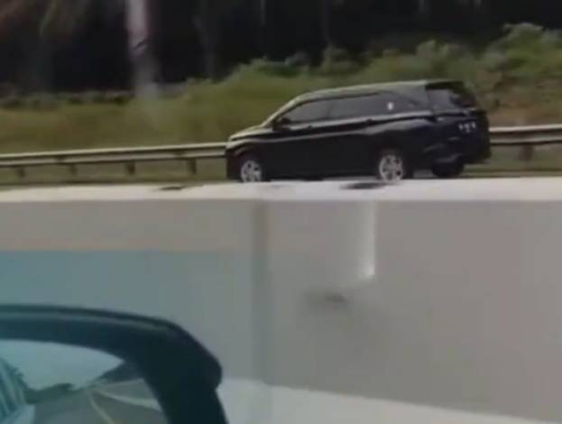 Ada-ada Saja! Pengendara Mobil Ini Nekat Melaju Kencang Lawan Arus di Jalan Tol Permai 