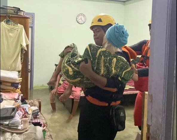 Tim SAR Evakuasi Pasangan Lansia yang Terjebak Banjir di dalam Rumah