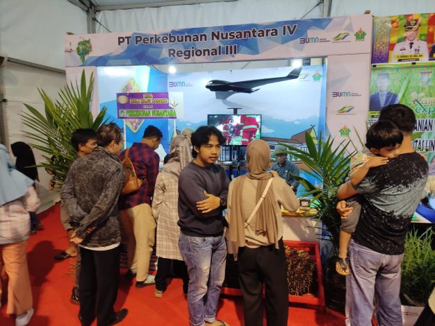 Masyarakat memadati stand PTPN IV Regional III dalam perhelatan Kampar Expo 2024 yang diselenggarakan di Lapangan Merdeka Bangkinang, Sabtu (27/4/2024).
