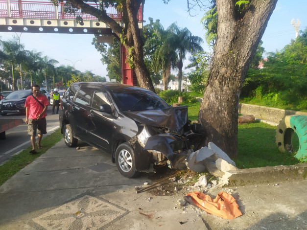 Ngantuk, Pengemudi Mobil Tabrak Petugas Kebersihan di Trotoar Jalan Sudirman