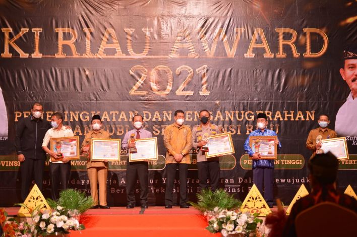 Dirut BRK Andi Buchari Raih KI Riau Award 2021 Kategori Achievement Motivation Person