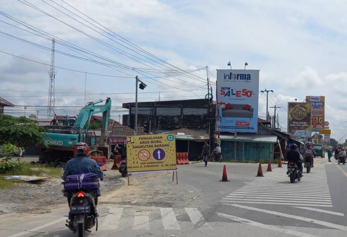 Simpang Jalan Garuda Sakti Dipasang Box Culvert, Arus Lalu Lintas Dialihkan Sementara