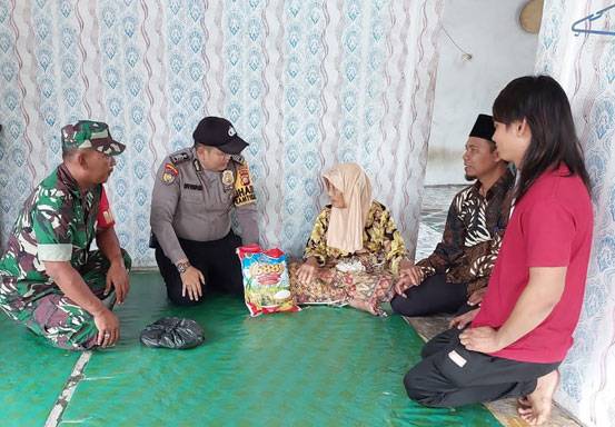Polsek Bengkalis Bersama TNI Bantu Warga Kurang Mampu di Desa Simpang Ayam