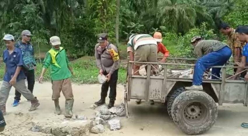 Personel Polsek Siak Kecil Gotong Royong Bersama Warga Langkat Perbaiki Jalan Rusak