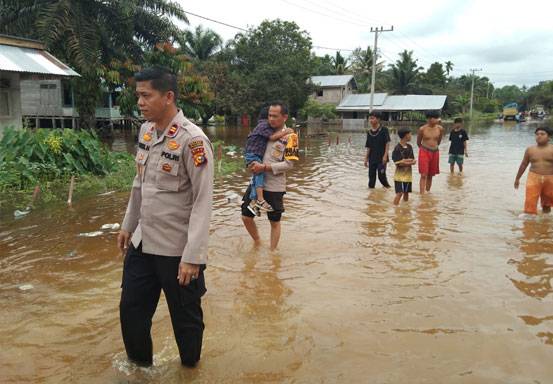 Banjir Tak Halangi Polsek Ukui Sosialisasikan Pemilu Damai dan Sejuk