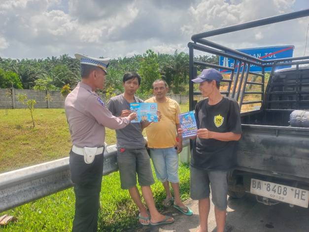 Patroli di Jalan Tol, Personel Ditlantas Polda Riau Sosialisasikan Pemilu Damai ke Pengendara