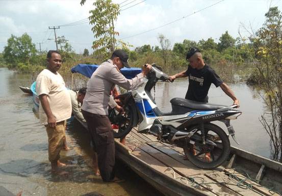 Sembari Bantu Warga Terdampak Banjir, Polsek Langgam Gencar Sosalisasi Pemilu Damai 2024