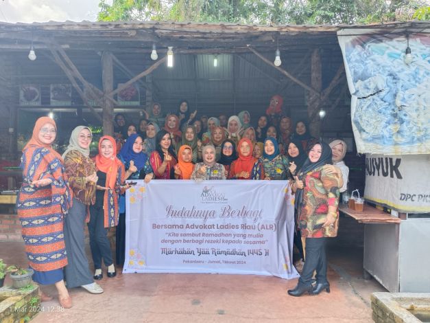 Sambut Ramadan, Advokat Ladies Riau Bagikan Ratusan Sembako ke Warga Kurang Mampu