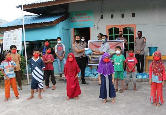 Peduli Dampak Covid-19, SIP Reg 49 Resimen WAS Riau Bagi Sembako ke Warga tak Mampu dan Panti Asuhan